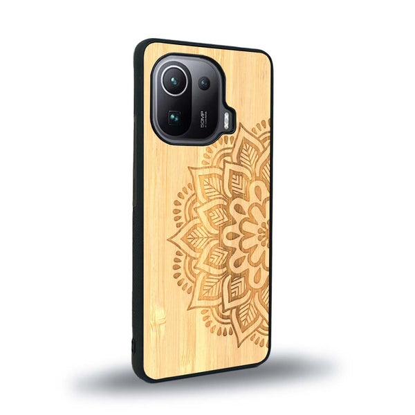 Coque de protection en bois véritable fabriquée en France pour Xiaomi Mi 11 Pro sur le thème de la bohème et du tatouage au henné avec une gravure représentant un mandala