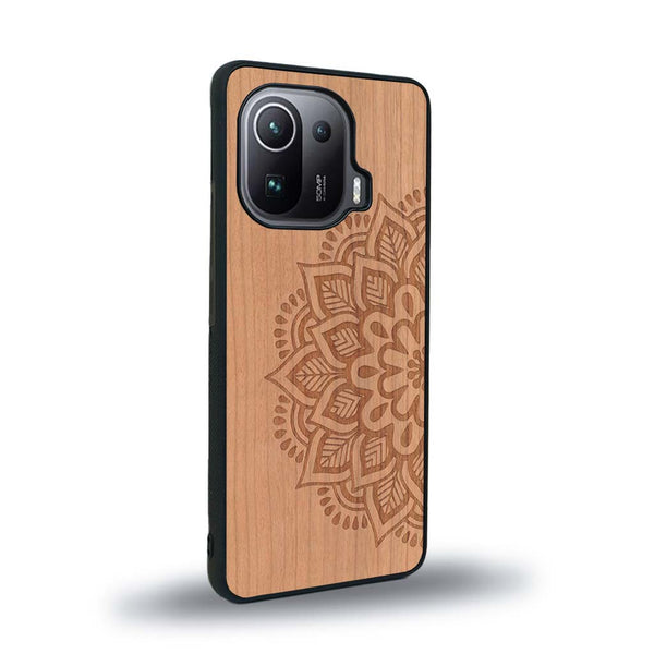 Coque de protection en bois véritable fabriquée en France pour Xiaomi Mi 11 Pro sur le thème de la bohème et du tatouage au henné avec une gravure représentant un mandala