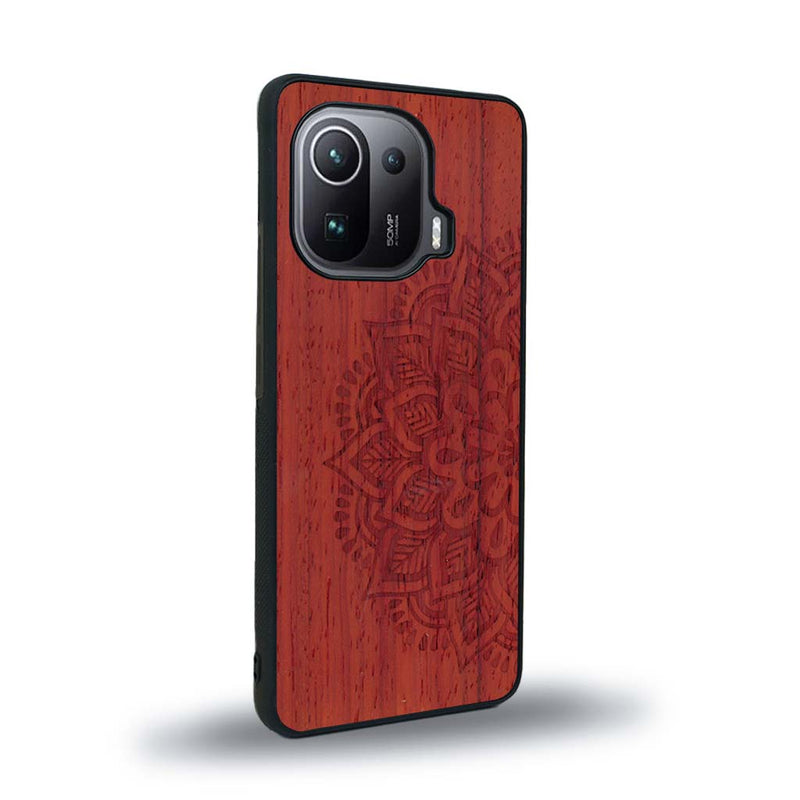 Coque de protection en bois véritable fabriquée en France pour Xiaomi Mi 11 Pro sur le thème de la bohème et du tatouage au henné avec une gravure représentant un mandala