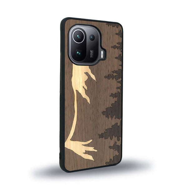 Coque de protection en bois véritable fabriquée en France pour Xiaomi Mi 11 Pro sur le thème de la nature et de la montagne qui allie du chêne fumé, du noyer et du bambou représentant le mont mézenc