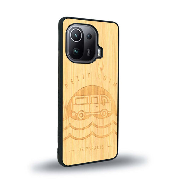 Coque de protection en bois véritable fabriquée en France pour Xiaomi Mi 11 Pro sur le thème des voyages en vans, vanlife et chill avec une gravure représentant un van vw combi devant le soleil couchant sur une plage avec des vagues