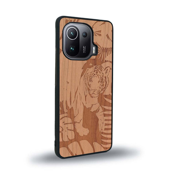 Coque de protection en bois véritable fabriquée en France pour Xiaomi Mi 11 Pro sur le thème de la nature et des animaux représentant un tigre dans la jungle entre des fougères