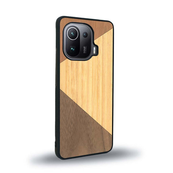 Coque de protection en bois véritable fabriquée en France pour Xiaomi Mi 11 Pro alliant du merisier, du noyer et du bambou formant chacun deux triangles et un trapèze avec deux jointures en diagonale sur le thème de l'art abstrait