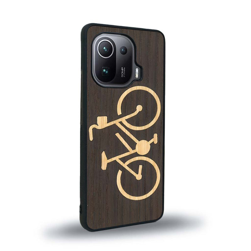 Coque de protection en bois véritable fabriquée en France pour Xiaomi Mi 11 Pro sur le theme du vélo et de l'outdoor qui allie du bambou et du chêne fumé représentant un vélo