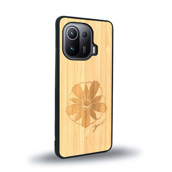 Coque de protection en bois véritable fabriquée en France pour Xiaomi Mi 11 Ultra sur le thème des fleurs et de la montagne avec un motif de gravure représentant les pétales d'une fleur des montagnes