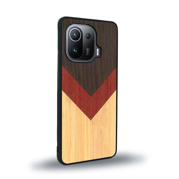 Coque de protection en bois véritable fabriquée en France pour Xiaomi Mi 11 Ultra alliant du chêne fumé, du padouk et du bambou en forme de chevron sur le thème de l'art abstrait