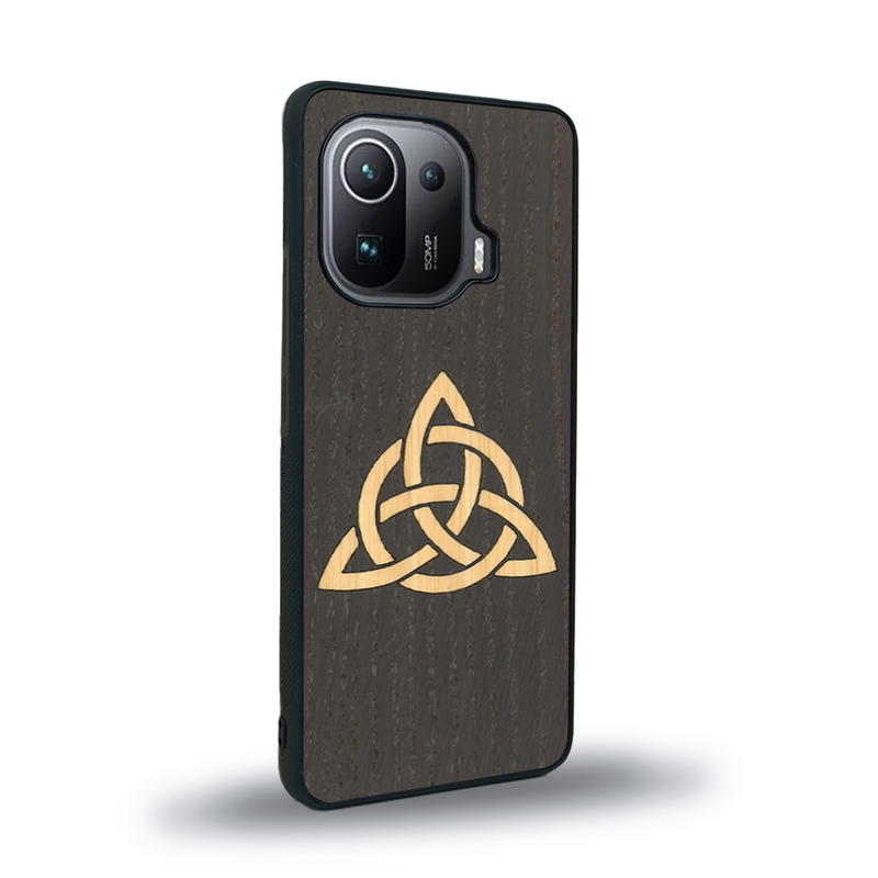 Coque de protection en bois véritable fabriquée en France pour Xiaomi Mi 11 Ultra alliant du chêne fumé et du bambou représentant une triquetra