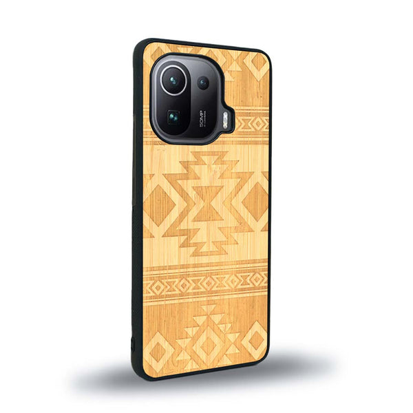 Coque de protection en bois véritable fabriquée en France pour Xiaomi Mi 11 Ultra avec des motifs géométriques s'inspirant des temples aztèques, mayas et incas