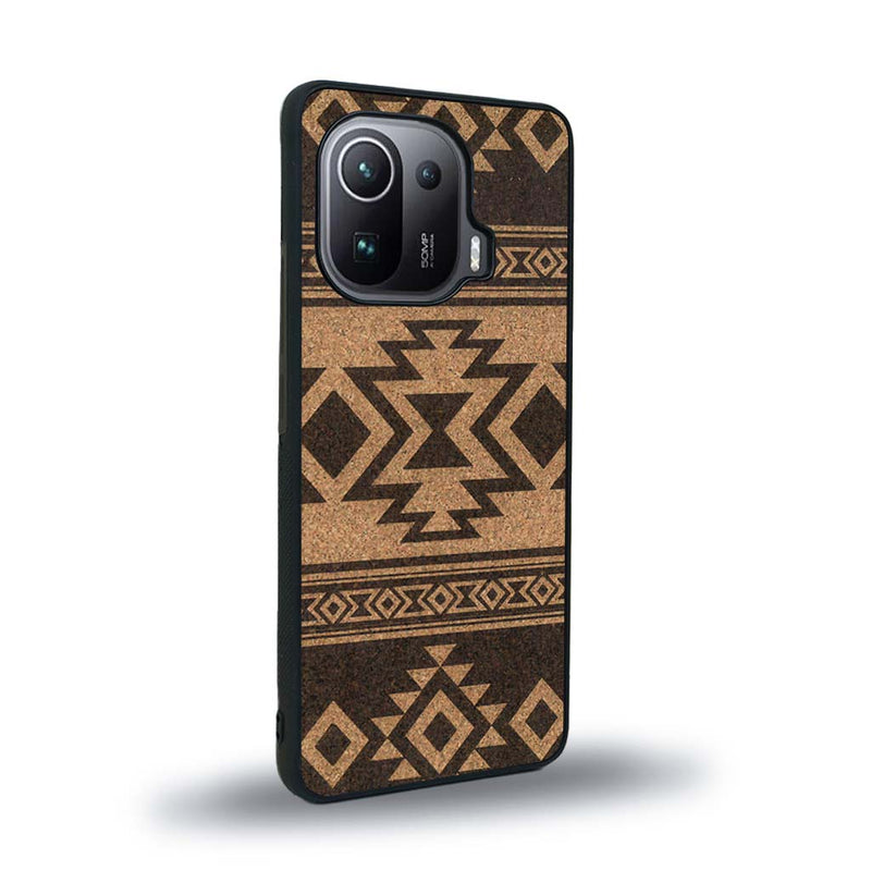 Coque de protection en bois véritable fabriquée en France pour Xiaomi Mi 11 Ultra avec des motifs géométriques s'inspirant des temples aztèques, mayas et incas