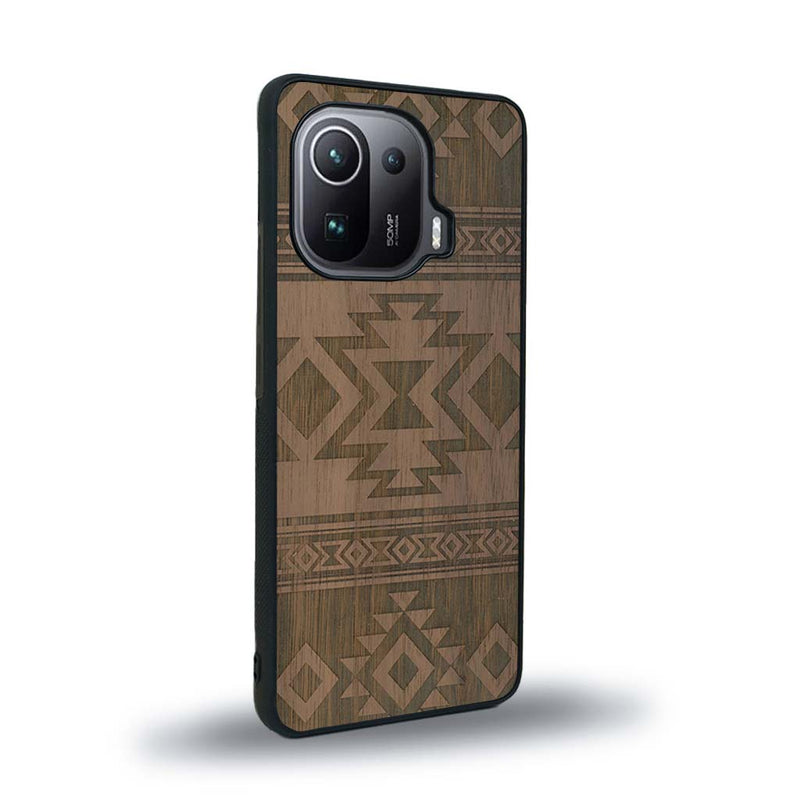 Coque de protection en bois véritable fabriquée en France pour Xiaomi Mi 11 Ultra avec des motifs géométriques s'inspirant des temples aztèques, mayas et incas