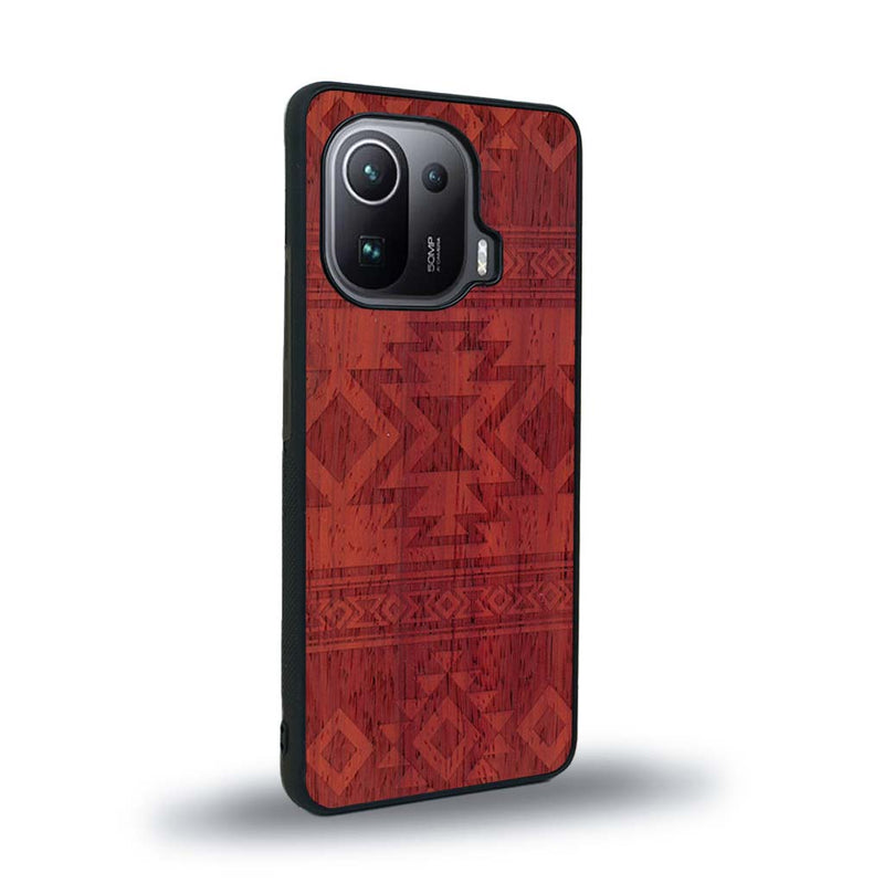 Coque de protection en bois véritable fabriquée en France pour Xiaomi Mi 11 Ultra avec des motifs géométriques s'inspirant des temples aztèques, mayas et incas