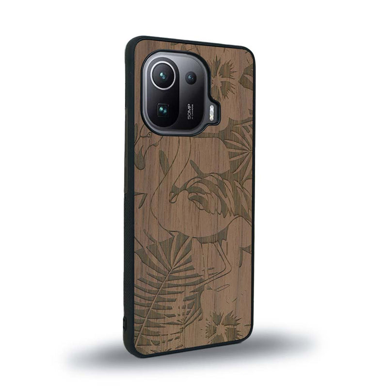 Coque de protection en bois véritable fabriquée en France pour Xiaomi Mi 11 Ultra sur le thème de la nature et des animaux représentant un flamant rose entre des fougères