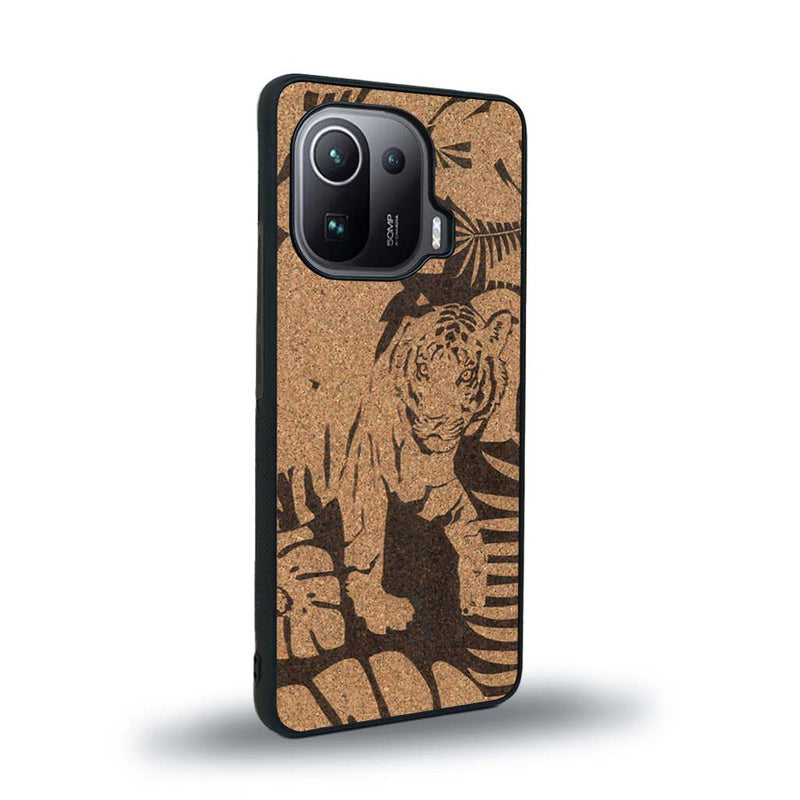 Coque de protection en bois véritable fabriquée en France pour Xiaomi Mi 11 Ultra sur le thème de la nature et des animaux représentant un tigre dans la jungle entre des fougères