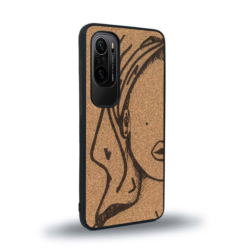 Coque de protection en bois véritable fabriquée en France pour Xiaomi Mi 11i représentant une silhouette féminine épurée de type line art en collaboration avec l'artiste Maud Dabs