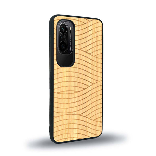 Coque de protection en bois véritable fabriquée en France pour Xiaomi Mi 11i avec un motif moderne et minimaliste sur le thème waves et wavy représentant les vagues de l'océan
