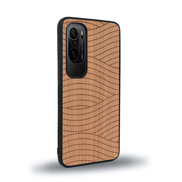 Coque de protection en bois véritable fabriquée en France pour Xiaomi Mi 11i avec un motif moderne et minimaliste sur le thème waves et wavy représentant les vagues de l'océan