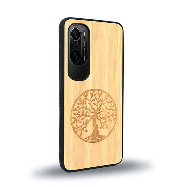 Coque de protection en bois véritable fabriquée en France pour Xiaomi Mi 11i sur le thème de la spiritualité et du yoga avec une gravure zen représentant un arbre de vie