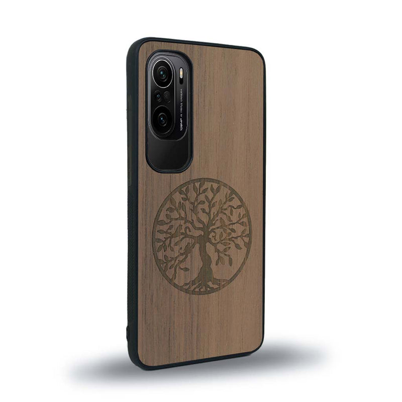 Coque de protection en bois véritable fabriquée en France pour Xiaomi Mi 11i sur le thème de la spiritualité et du yoga avec une gravure zen représentant un arbre de vie
