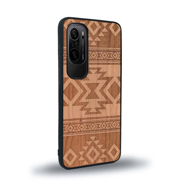 Coque de protection en bois véritable fabriquée en France pour Xiaomi Mi 11i avec des motifs géométriques s'inspirant des temples aztèques, mayas et incas