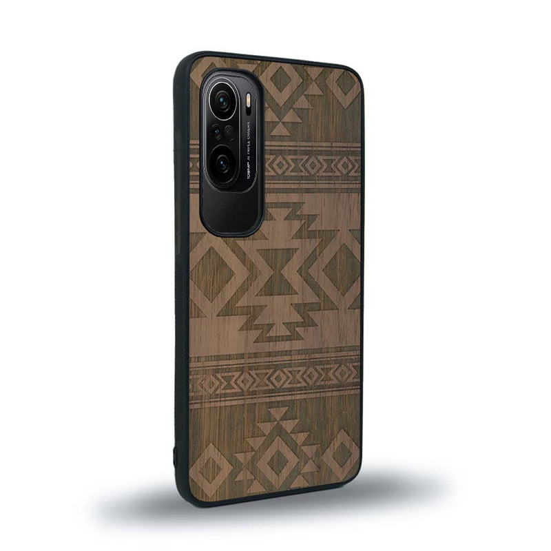 Coque de protection en bois véritable fabriquée en France pour Xiaomi Mi 11i avec des motifs géométriques s'inspirant des temples aztèques, mayas et incas
