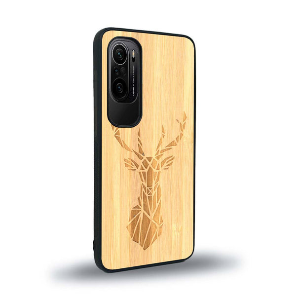 Coque de protection en bois véritable fabriquée en France pour Xiaomi Mi 11i sur le thème de la nature et des animaux représentant une tête de cerf gométrique avec un design moderne et minimaliste