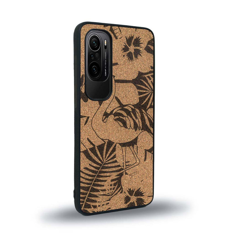 Coque de protection en bois véritable fabriquée en France pour Xiaomi Mi 11i sur le thème de la nature et des animaux représentant un flamant rose entre des fougères