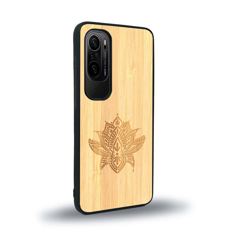 Coque de protection en bois véritable fabriquée en France pour Xiaomi Mi 11i sur le thème de la nature et du yoga avec une gravure zen représentant une fleur de lotus