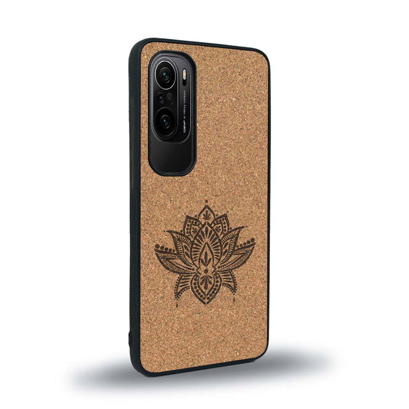 Coque de protection en bois véritable fabriquée en France pour Xiaomi Mi 11i sur le thème de la nature et du yoga avec une gravure zen représentant une fleur de lotus