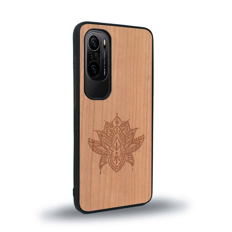 Coque de protection en bois véritable fabriquée en France pour Xiaomi Mi 11i sur le thème de la nature et du yoga avec une gravure zen représentant une fleur de lotus