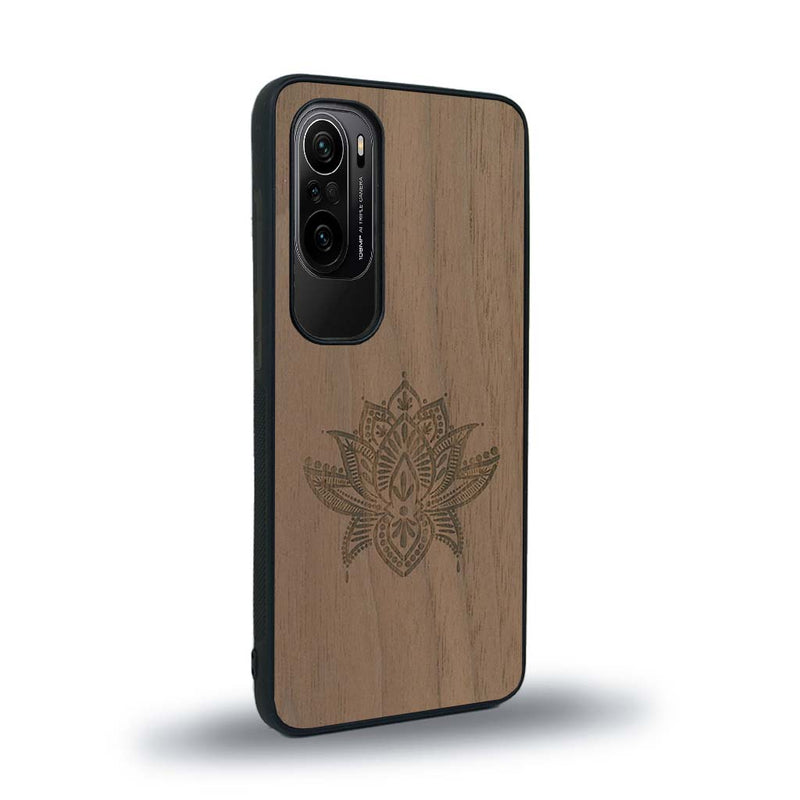 Coque de protection en bois véritable fabriquée en France pour Xiaomi Mi 11i sur le thème de la nature et du yoga avec une gravure zen représentant une fleur de lotus