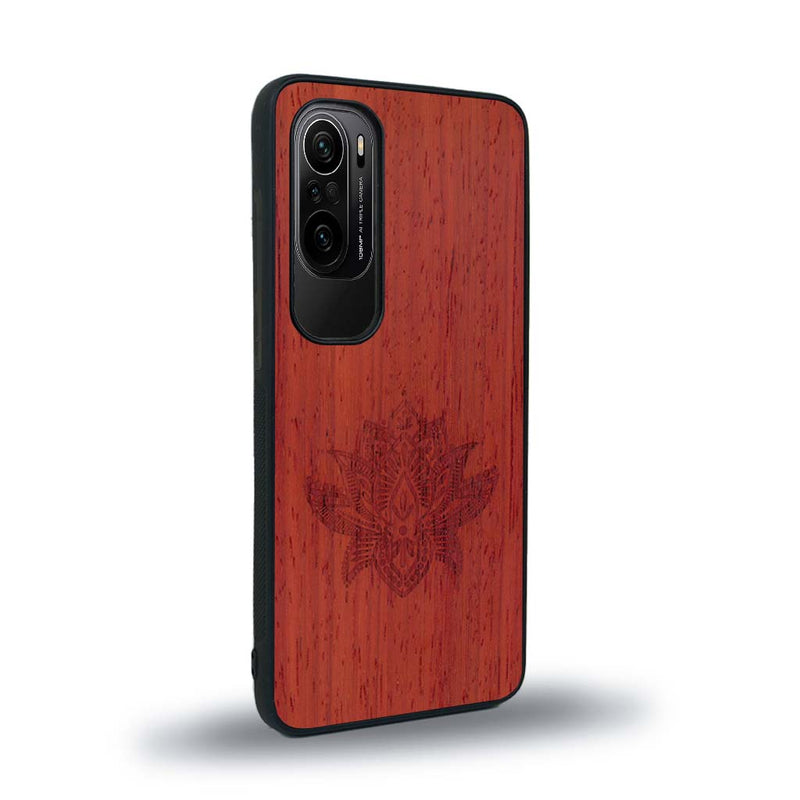 Coque de protection en bois véritable fabriquée en France pour Xiaomi Mi 11i sur le thème de la nature et du yoga avec une gravure zen représentant une fleur de lotus