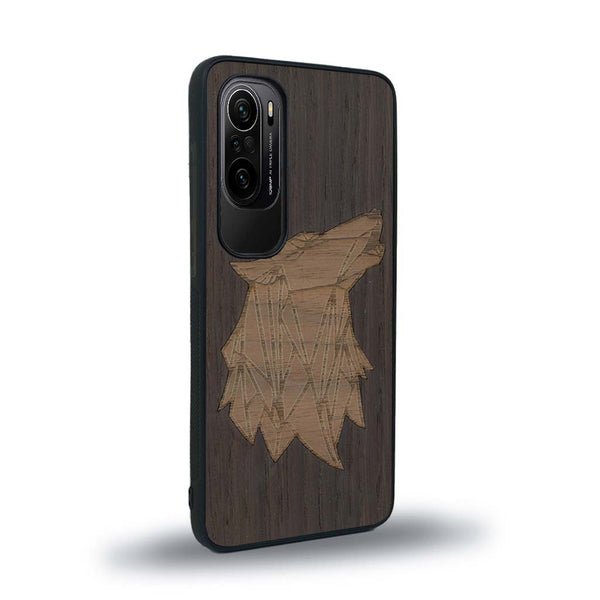 Coque de protection en bois véritable fabriquée en France pour Xiaomi Mi 11i alliant du chêne fumé et du noyer représentant une tête de loup géométrique de profil sur le thème des animaux et de la nature
