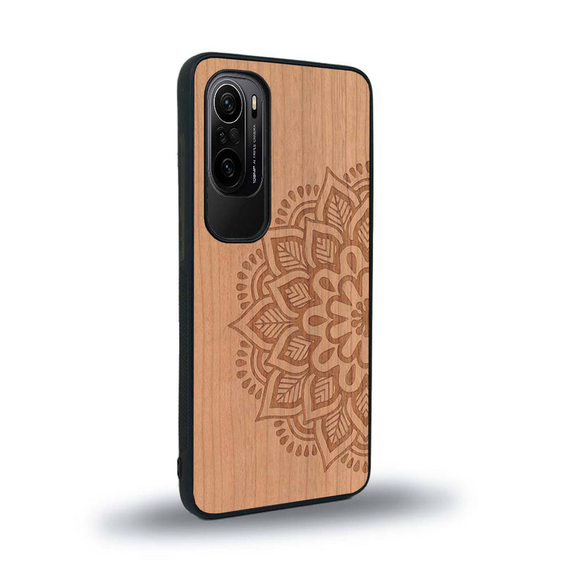 Coque de protection en bois véritable fabriquée en France pour Xiaomi Mi 11i sur le thème de la bohème et du tatouage au henné avec une gravure représentant un mandala