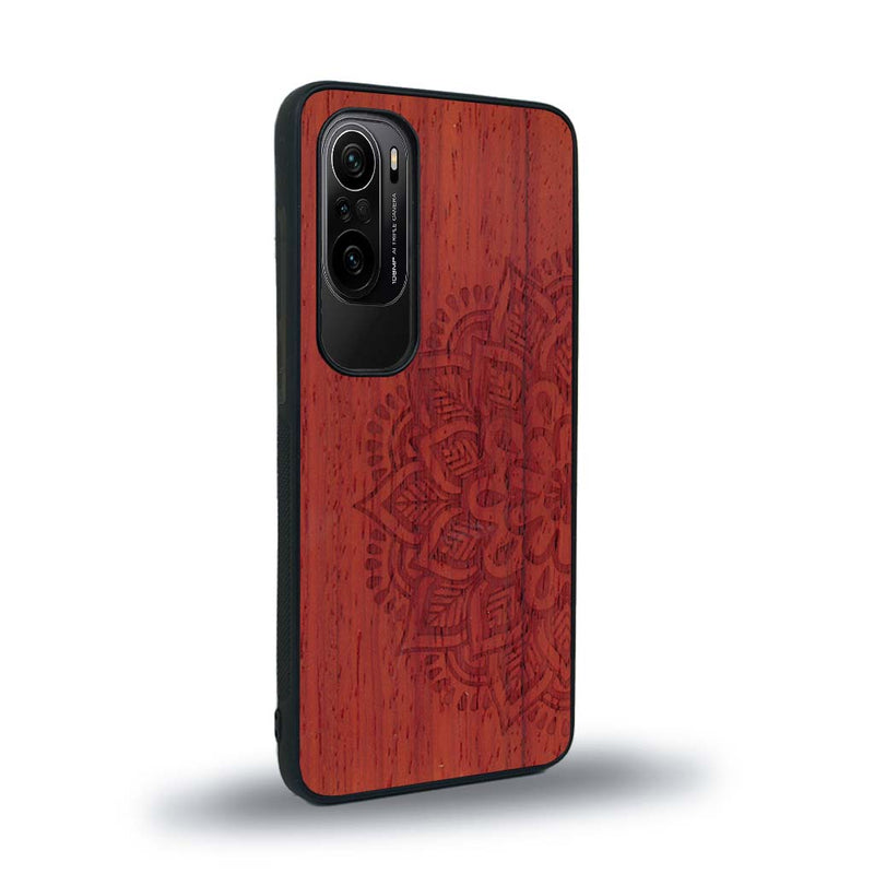 Coque de protection en bois véritable fabriquée en France pour Xiaomi Mi 11i sur le thème de la bohème et du tatouage au henné avec une gravure représentant un mandala