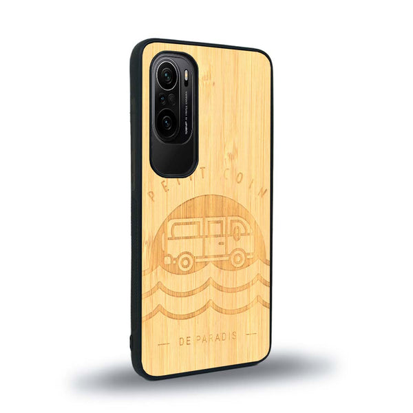 Coque de protection en bois véritable fabriquée en France pour Xiaomi Mi 11i sur le thème des voyages en vans, vanlife et chill avec une gravure représentant un van vw combi devant le soleil couchant sur une plage avec des vagues