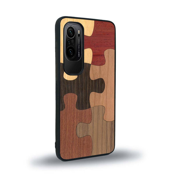 Coque de protection en bois véritable fabriquée en France pour Xiaomi Mi 11i représentant un puzzle en six pièces qui allie du chêne fumé, du noyer, du bambou, du padouk, du merisier et de l'acajou
