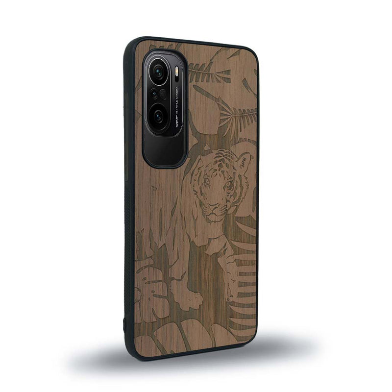 Coque de protection en bois véritable fabriquée en France pour Xiaomi Mi 11i sur le thème de la nature et des animaux représentant un tigre dans la jungle entre des fougères