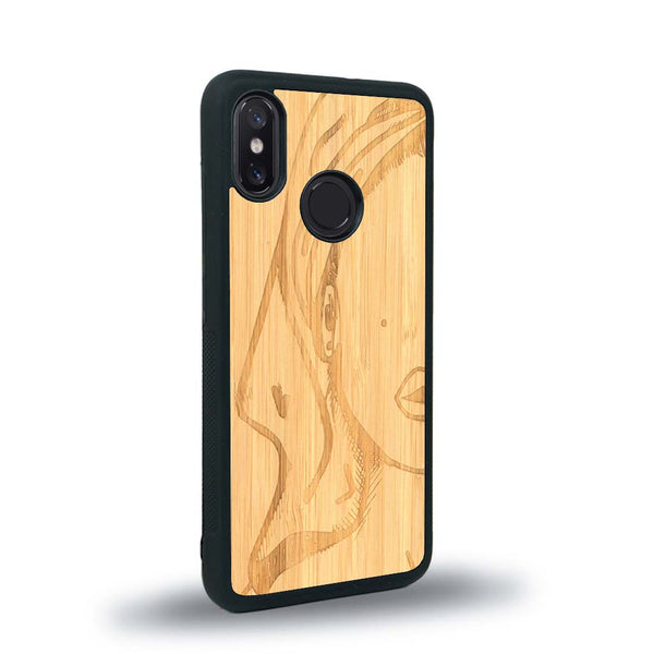 Coque de protection en bois véritable fabriquée en France pour Xiaomi Mi 8 représentant une silhouette féminine épurée de type line art en collaboration avec l'artiste Maud Dabs