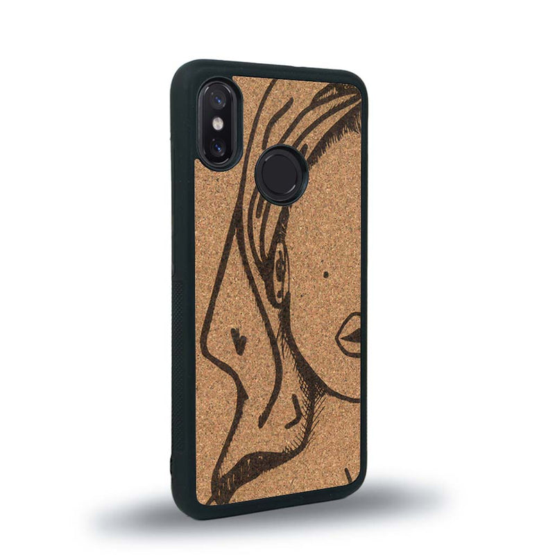 Coque de protection en bois véritable fabriquée en France pour Xiaomi Mi 8 représentant une silhouette féminine épurée de type line art en collaboration avec l'artiste Maud Dabs