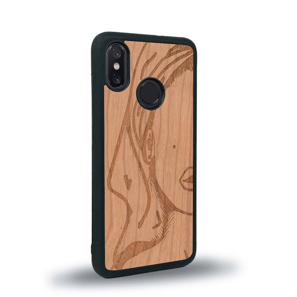 Coque de protection en bois véritable fabriquée en France pour Xiaomi Mi 8 représentant une silhouette féminine épurée de type line art en collaboration avec l'artiste Maud Dabs