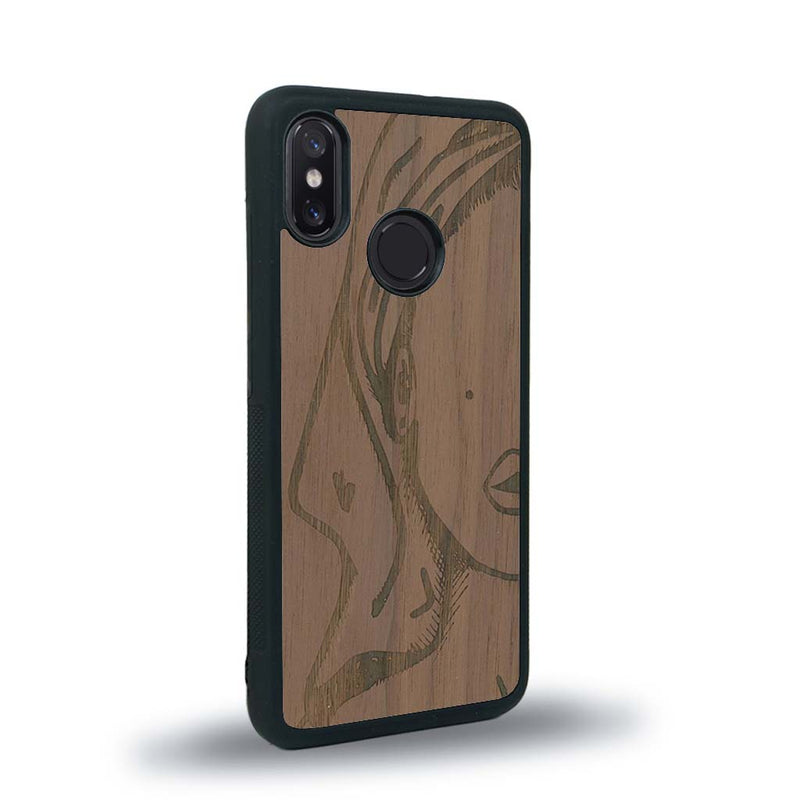 Coque de protection en bois véritable fabriquée en France pour Xiaomi Mi 8 représentant une silhouette féminine épurée de type line art en collaboration avec l'artiste Maud Dabs