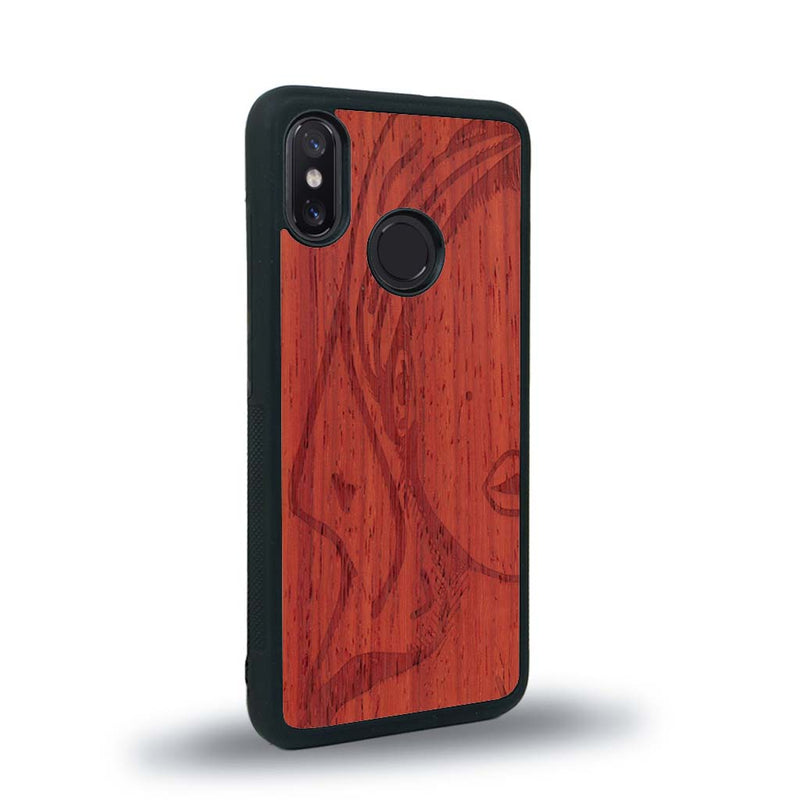 Coque de protection en bois véritable fabriquée en France pour Xiaomi Mi 8 représentant une silhouette féminine épurée de type line art en collaboration avec l'artiste Maud Dabs