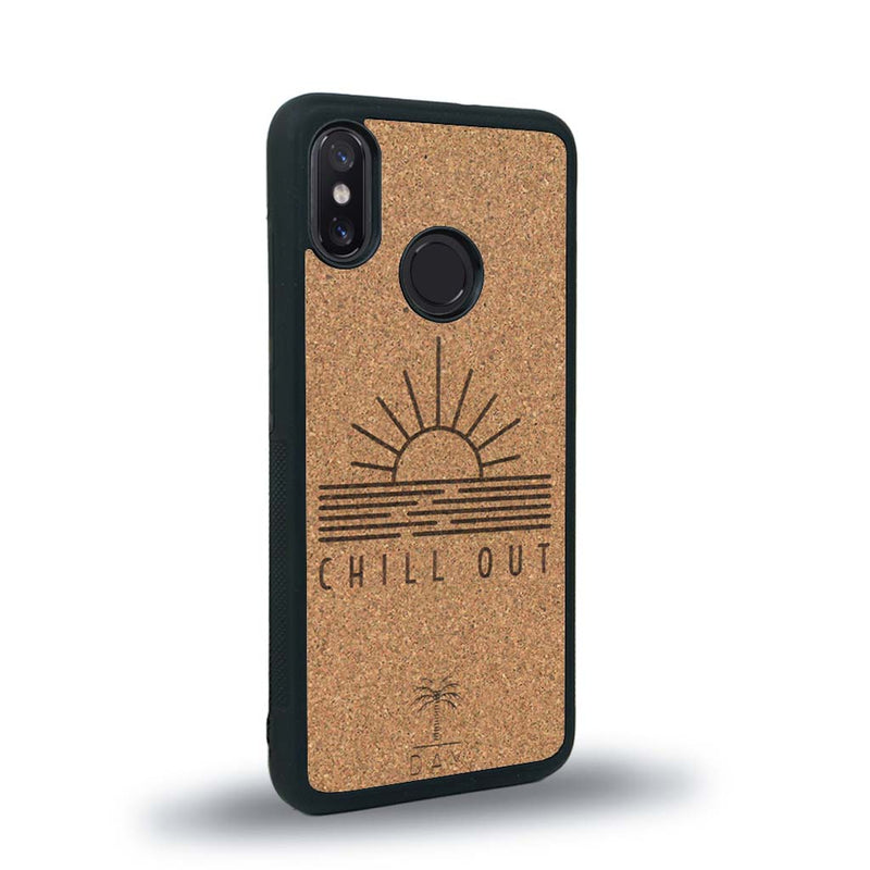 Coque de protection en bois véritable fabriquée en France pour Xiaomi Mi 8 sur le thème chill avec un motif représentant un couché de soleil sur l'océan et la phrase "Chill out"