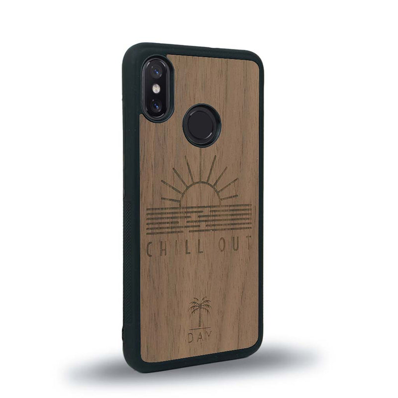 Coque de protection en bois véritable fabriquée en France pour Xiaomi Mi 8 sur le thème chill avec un motif représentant un couché de soleil sur l'océan et la phrase "Chill out"