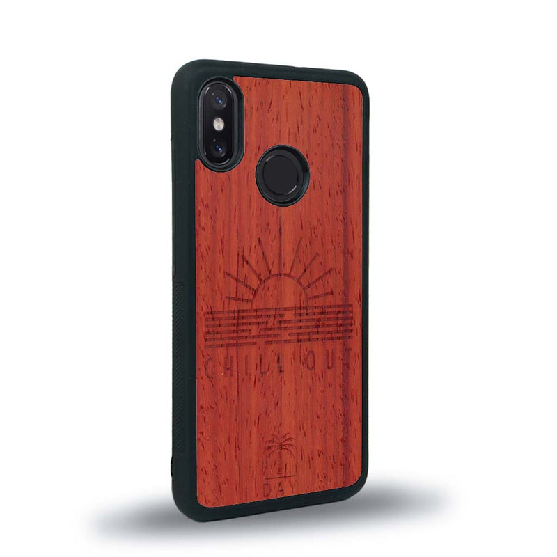 Coque de protection en bois véritable fabriquée en France pour Xiaomi Mi 8 sur le thème chill avec un motif représentant un couché de soleil sur l'océan et la phrase "Chill out"