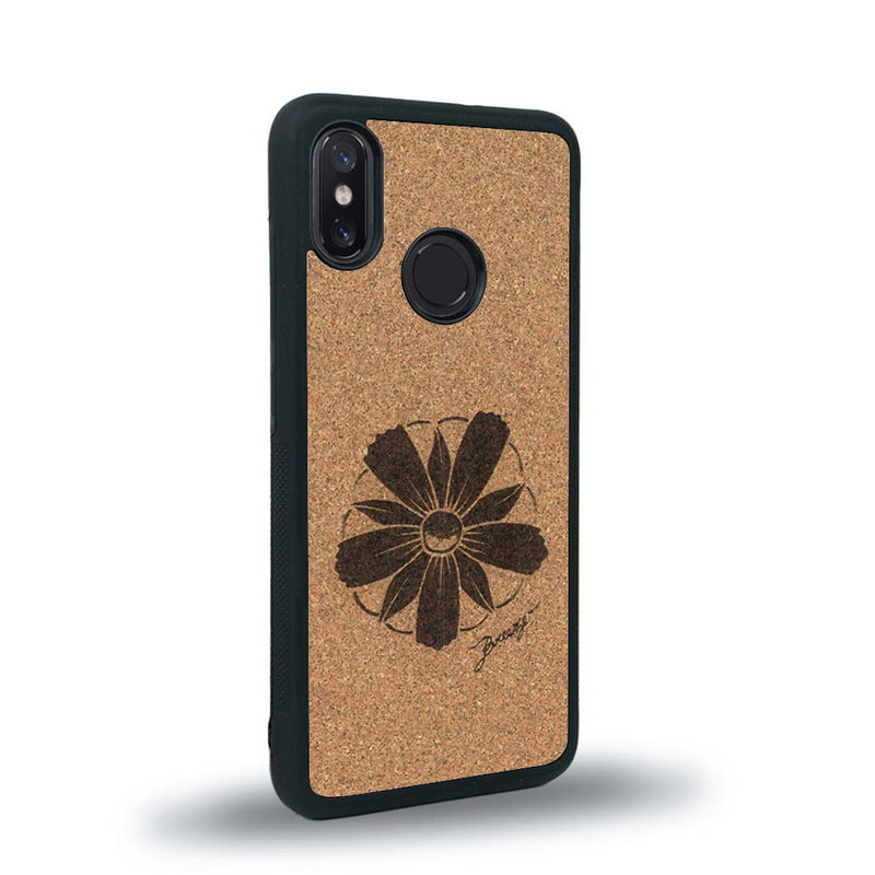 Coque de protection en bois véritable fabriquée en France pour Xiaomi Mi 8 sur le thème des fleurs et de la montagne avec un motif de gravure représentant les pétales d'une fleur des montagnes