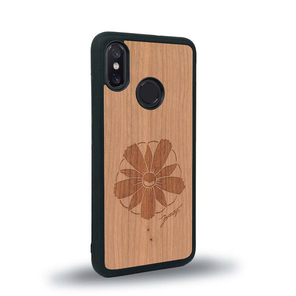 Coque de protection en bois véritable fabriquée en France pour Xiaomi Mi 8 sur le thème des fleurs et de la montagne avec un motif de gravure représentant les pétales d'une fleur des montagnes