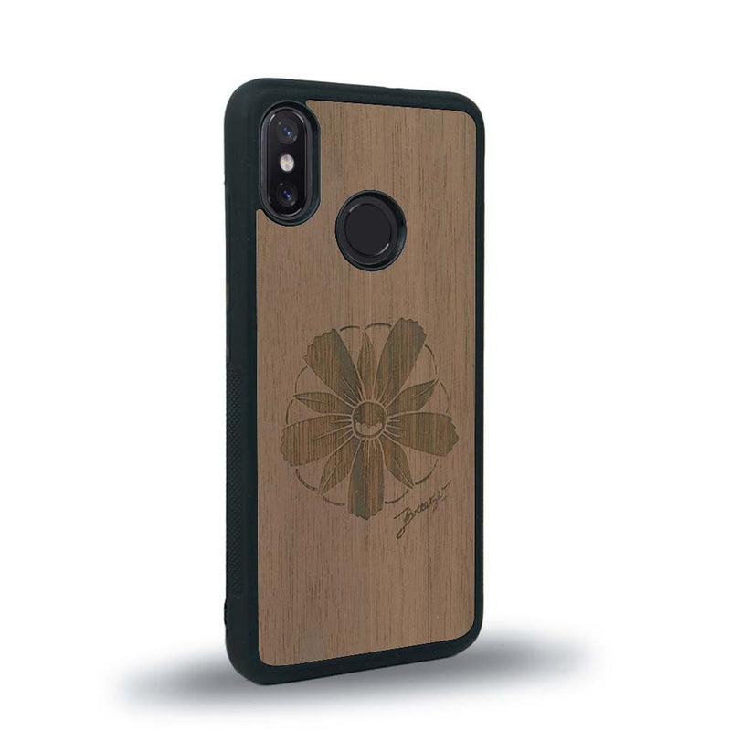 Coque de protection en bois véritable fabriquée en France pour Xiaomi Mi 8 sur le thème des fleurs et de la montagne avec un motif de gravure représentant les pétales d'une fleur des montagnes