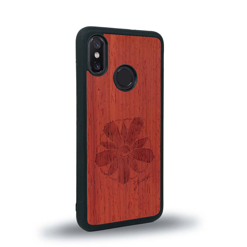 Coque de protection en bois véritable fabriquée en France pour Xiaomi Mi 8 sur le thème des fleurs et de la montagne avec un motif de gravure représentant les pétales d'une fleur des montagnes