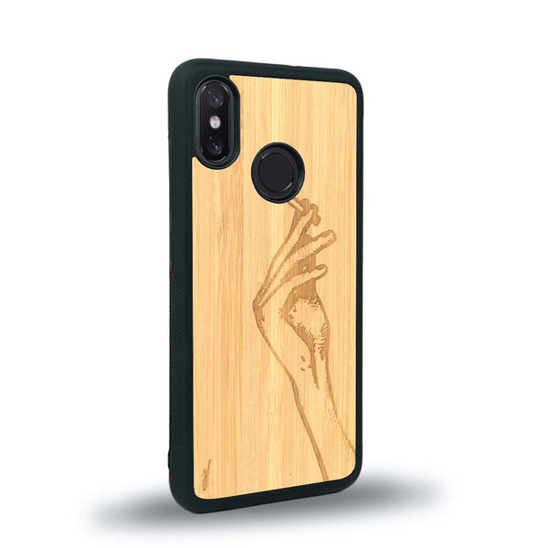 Coque de protection en bois véritable fabriquée en France pour Xiaomi Mi 8 représentant une main de femme tenant une cigarette de type line art en collaboration avec l'artiste Maud Dabs